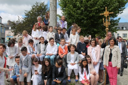 Première communion - Dimanche 24 Mai 2015 Eglise St Pierre de Fouesnant. Célébrant : Père Jarek REDA
